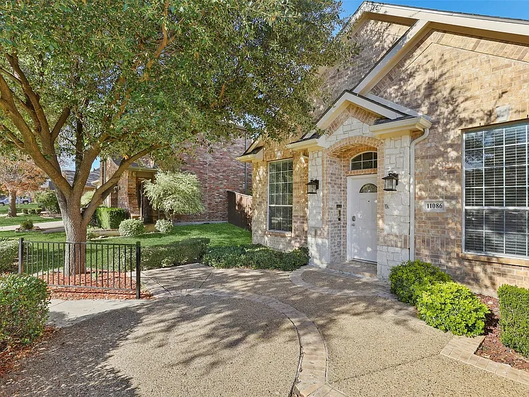 11086 Mansfield Dr — Photo 3