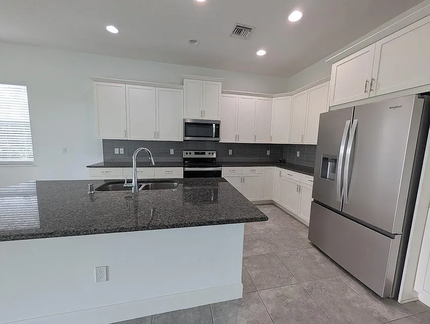 3 bed, 2.0 bath, $3,750 — Photo 3