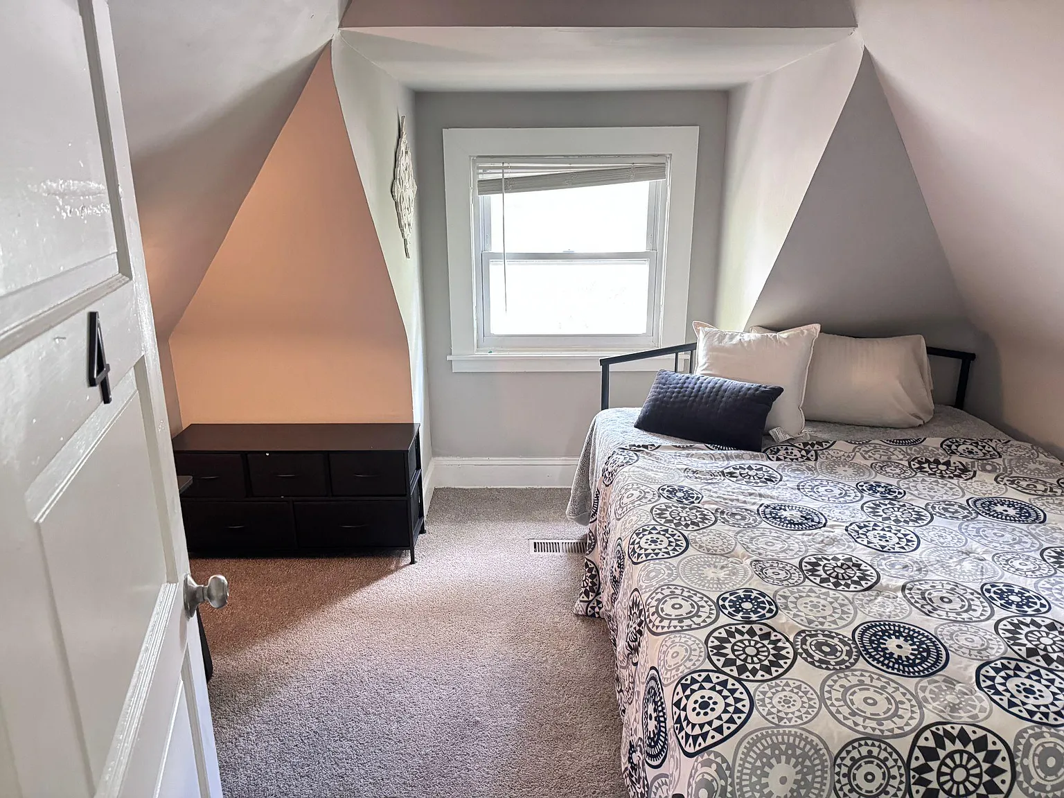 4 bed, 1.0 bath, 1695 sqft, $776 — Photo 2