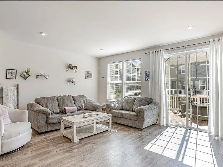 1825 Sag Harbor Ln — Photo 8