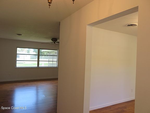 3rd image of 3145 Ellis Dr