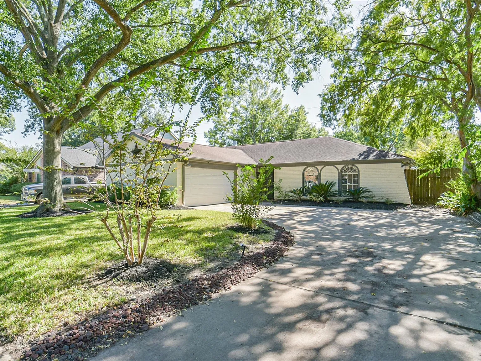 4 bed, 2.0 bath, 1685 sqft, $2,250 — Photo 2
