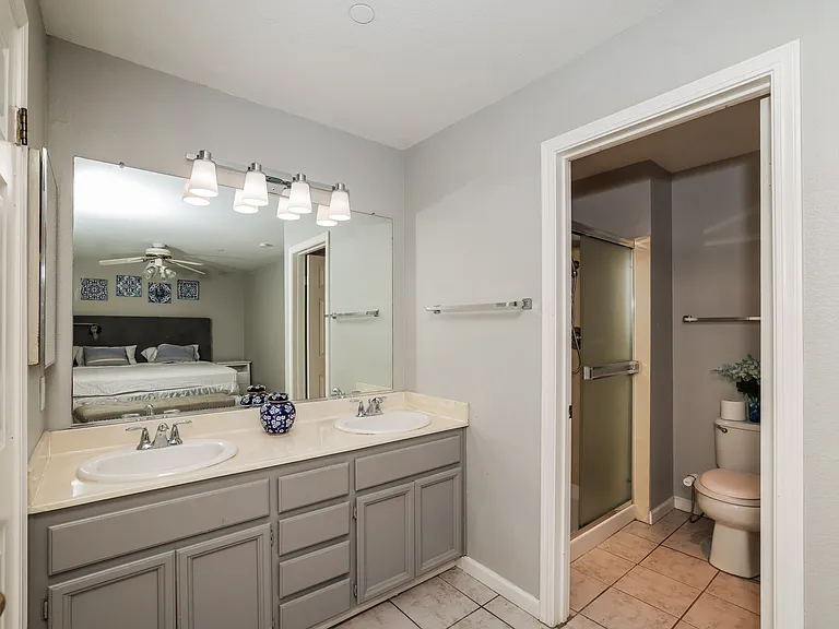 11-photo-Main-Bathroom-