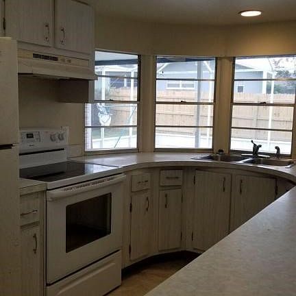 4055 Lakeview Hills Ave kitchen