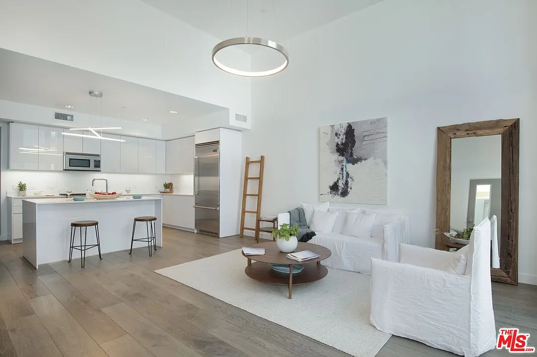 3 bed, 3.0 bath, 1660 sqft, $6,850 — Photo 1