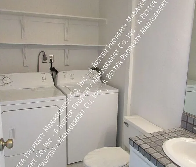 1077 Park Ave #4 — Photo 4