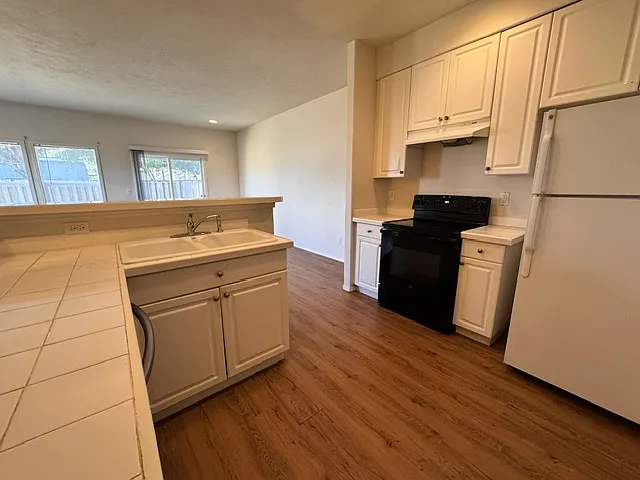 3 bed, 2.5 bath, 1433 sqft, $2,165 — Photo 4