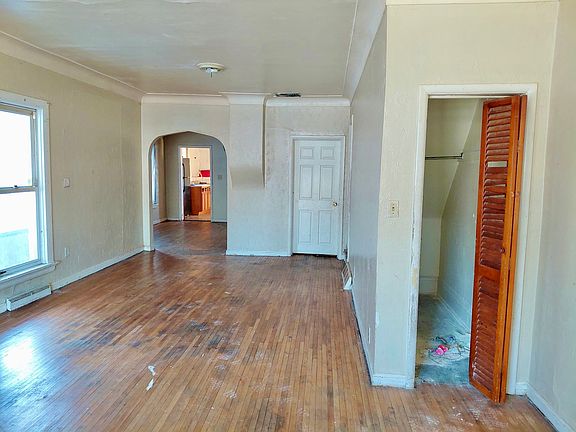 5th image of 2121 N Ontario St
