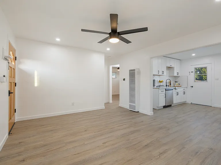 81 Oaklawn Ave #C — Photo 3