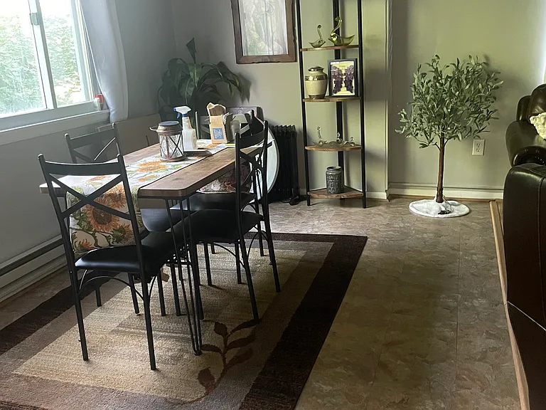 433 Parkinson St — Photo 8