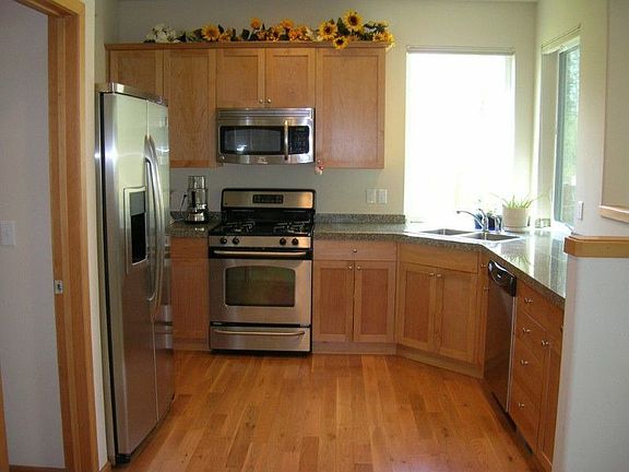 Beautiful kitchen with Butler's pantry and walk in pantry