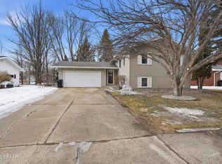 4302 Walnut St, Grand Forks, ND 58201