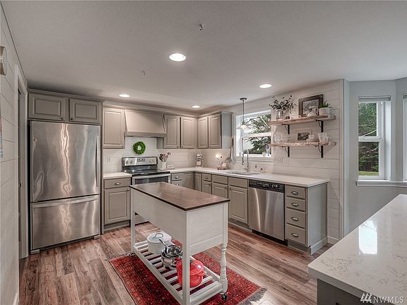 5th image of 281 E Hiawatha Blvd