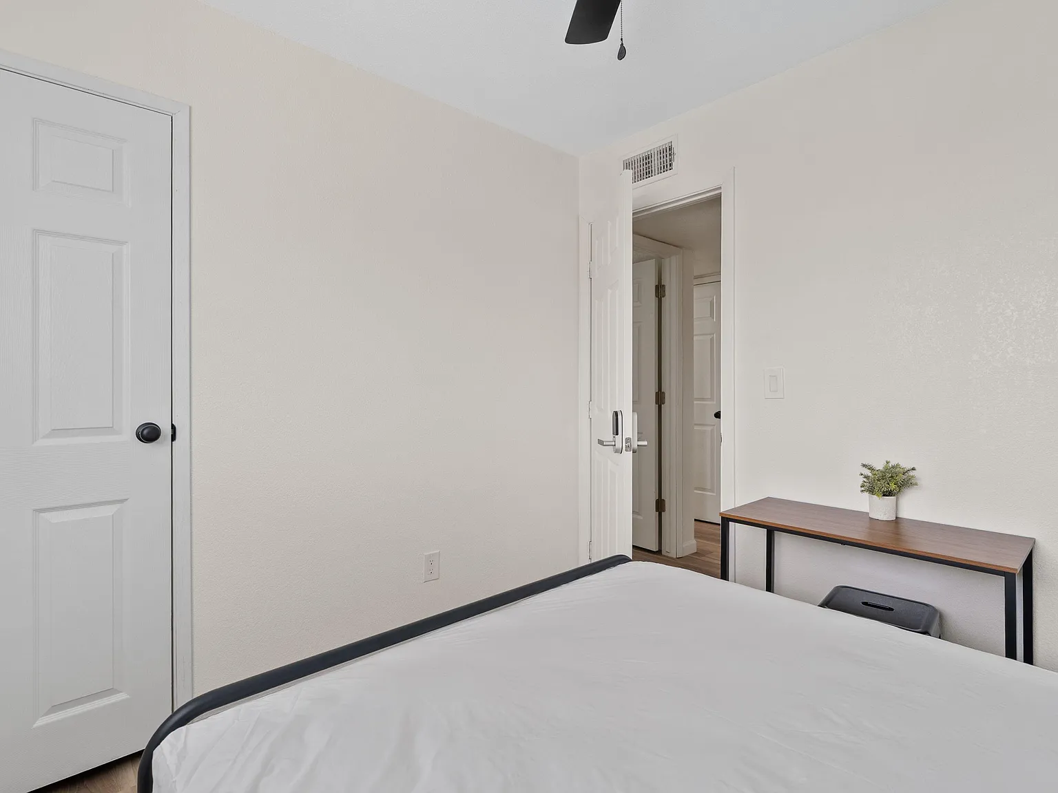4 bed, 3.0 bath, 2200 sqft, $1,105 — Photo 2