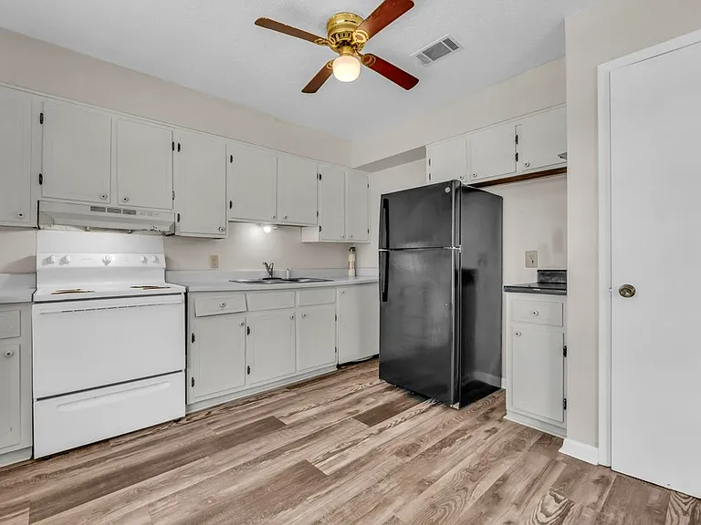 501 Brooks Rd — Photo 5