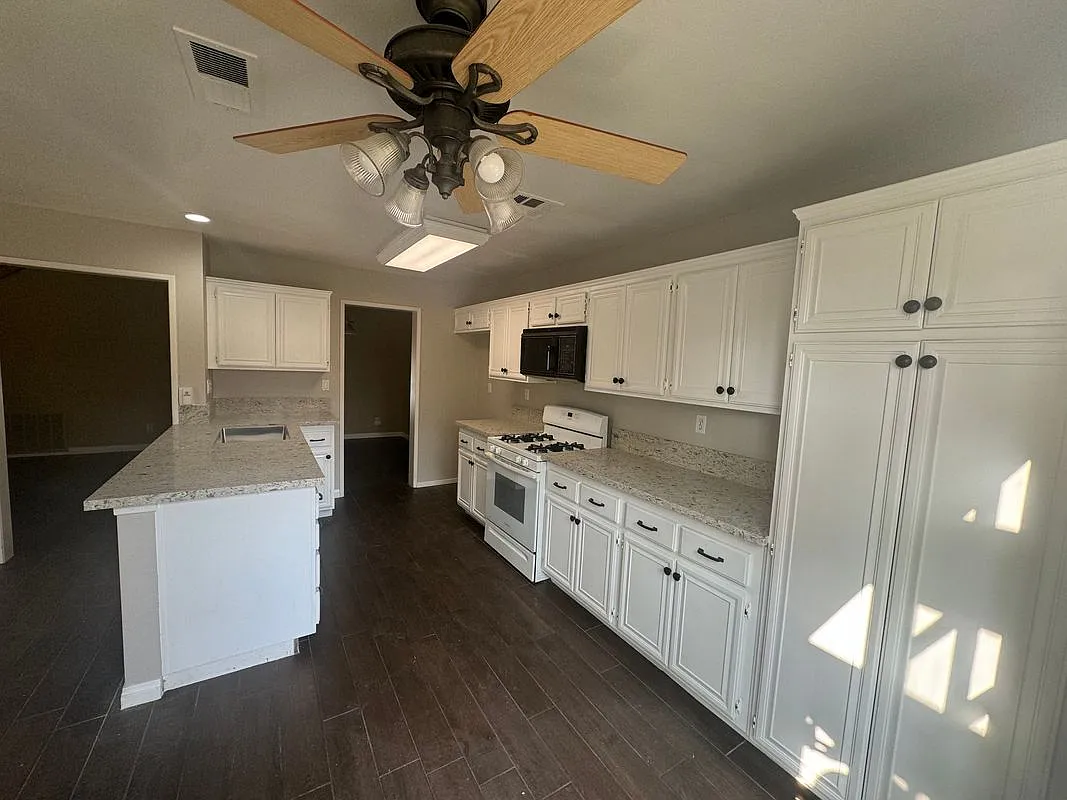 Building Photo - 10533 Oakdale Dr