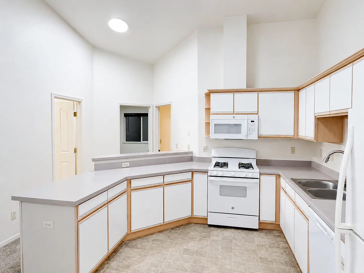 3 bed, 1300 sqft, $2,100 — Photo 2