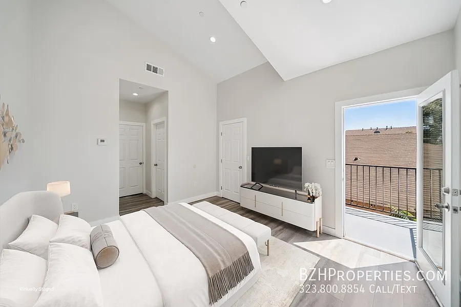 Modern Townhome Near USC Campus! — Photo 3