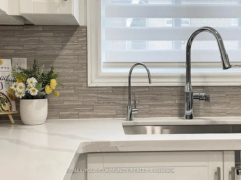 52 Four Seasons Cres — Photo 8