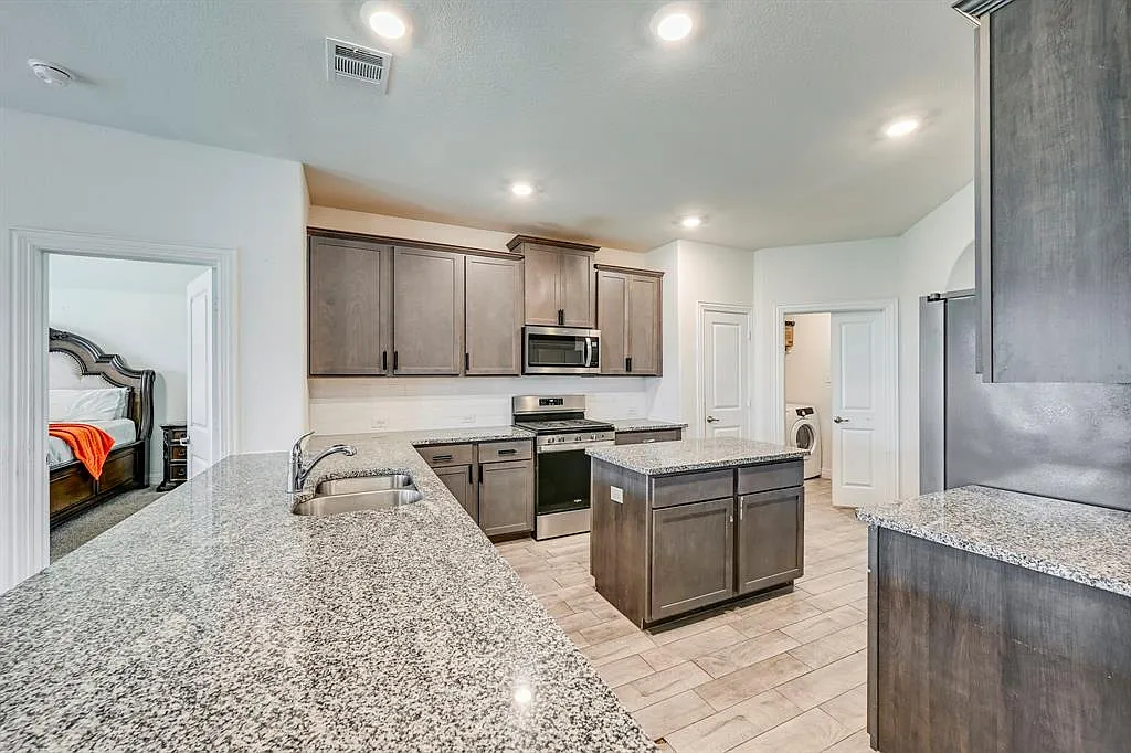 3 bed, 1899 sqft, $2,400 — Photo 4