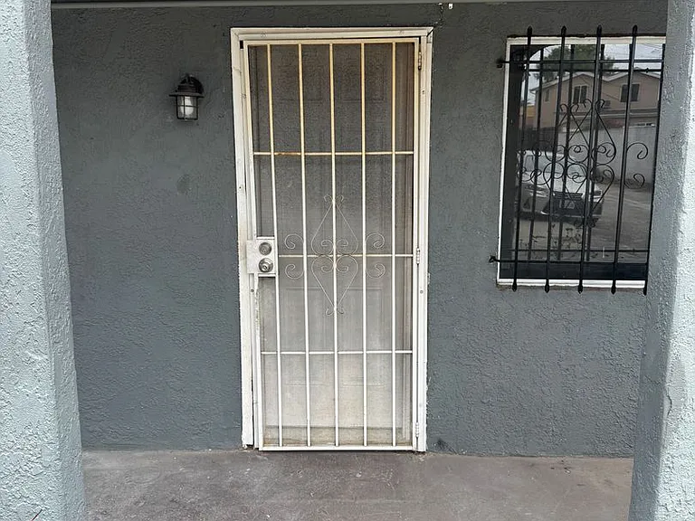 6228 S Van Ness Ave — Photo 10