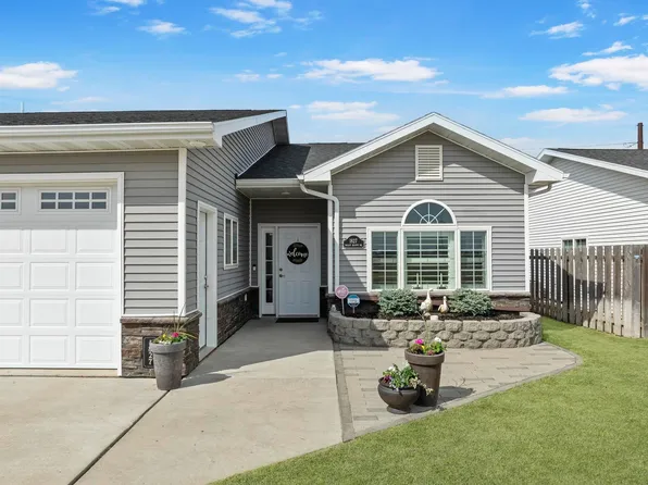 1827 Valley Bluffs Dr, Minot, ND 58701