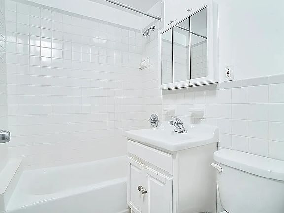 4th image of 135 E 50th St APT 2J