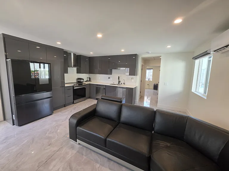 525 Stanford Rd — Photo 3