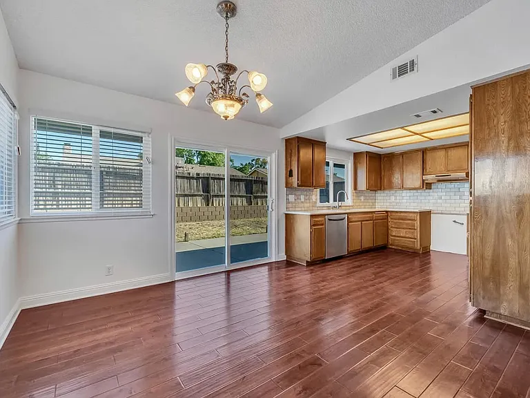 2302 Edam St — Photo 22