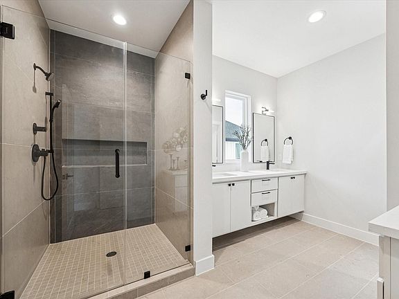 3rd image of 526 Janisch Rd