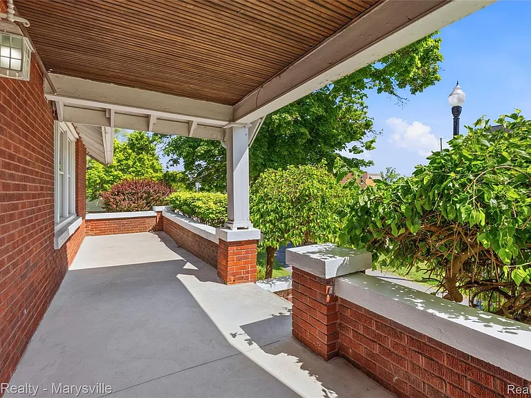 504 Clinton Ave — Photo 42