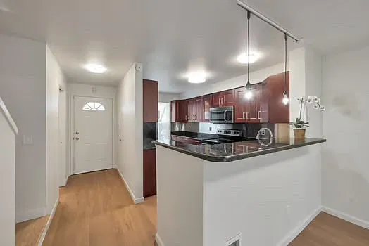 2 bed, 2.5 bath, 984 sqft, $2,200 — Photo 2