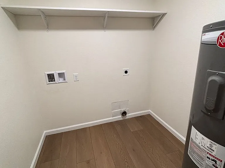 1379 Stratford Ave — Photo 17