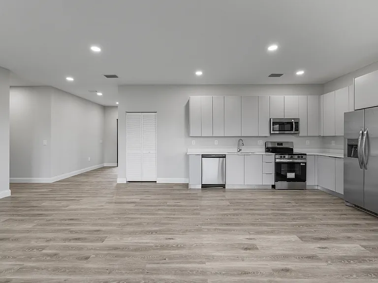 727 Cane St E — Photo 20