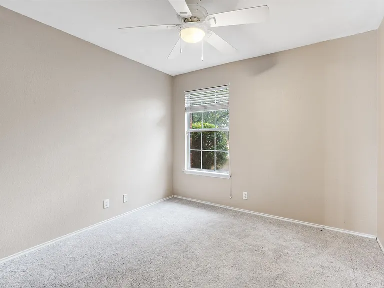 107 McCarthur Dr — Photo 15