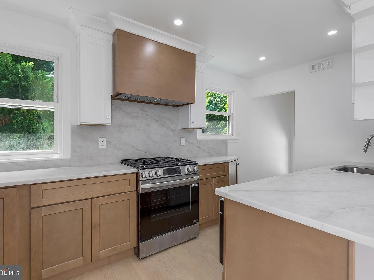4 bed, 2.0 bath, 870 sqft, $3,200 — Photo 4
