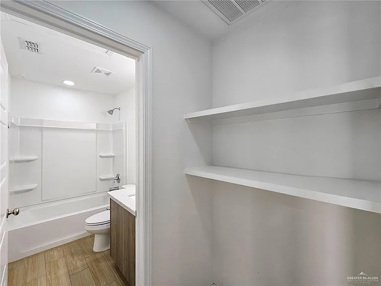 1525 W B St — Photo 16
