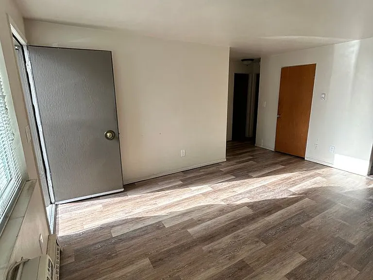 823 E Allyn St — Photo 3