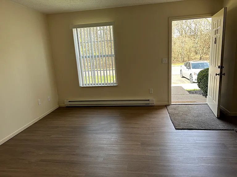 Pleasant Valley Apartments — Photo 21