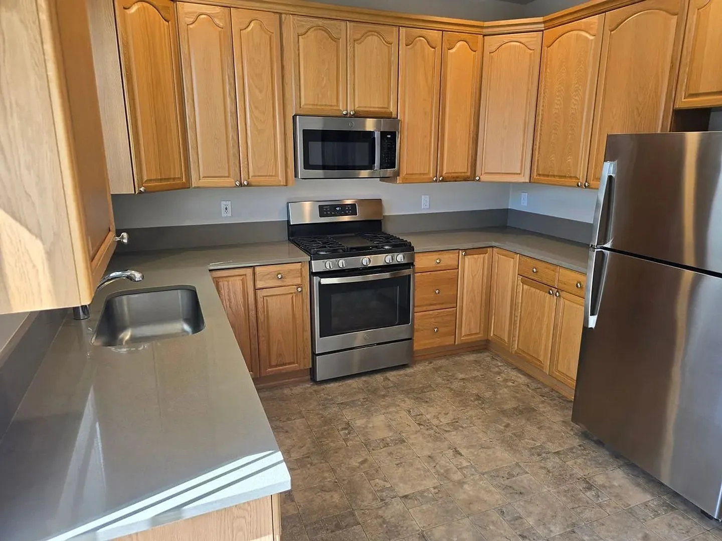 3 Bedroom House in Cal Young Area — Photo 4