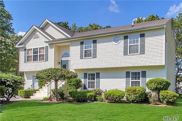 1st image of 9 Beach Plum Ln