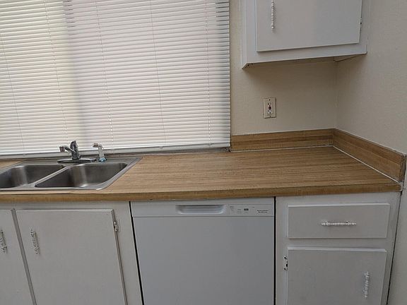 5th image of 2222 SE Holland St