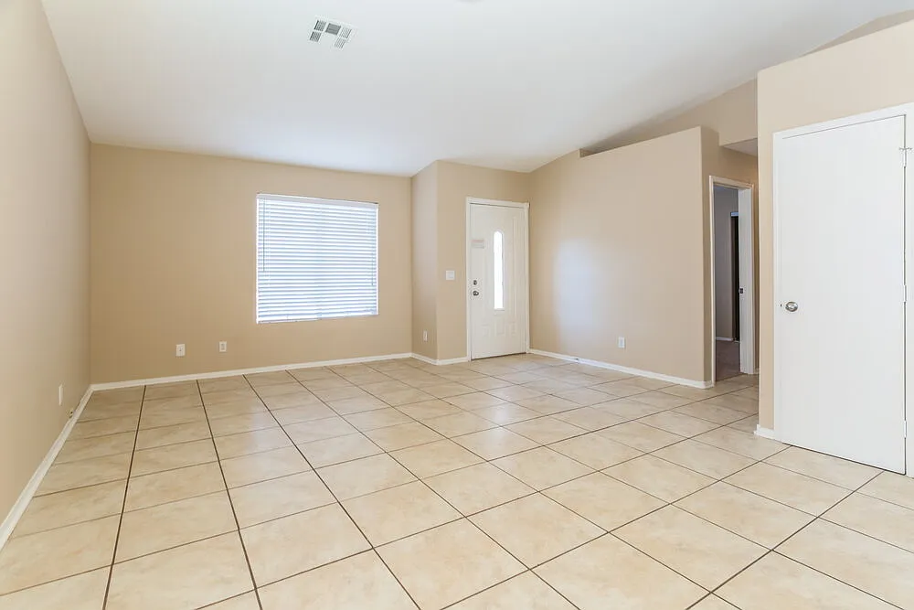 3 bed, 2.0 bath, 1310 sqft, $2,030 — Photo 3