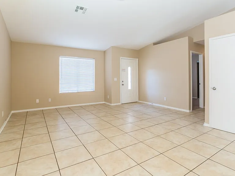 4026 W Red Coach Ave — Photo 3