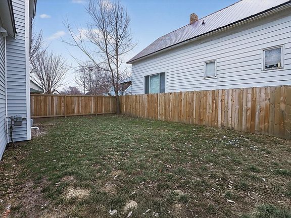 4th image of 400 Fraser St