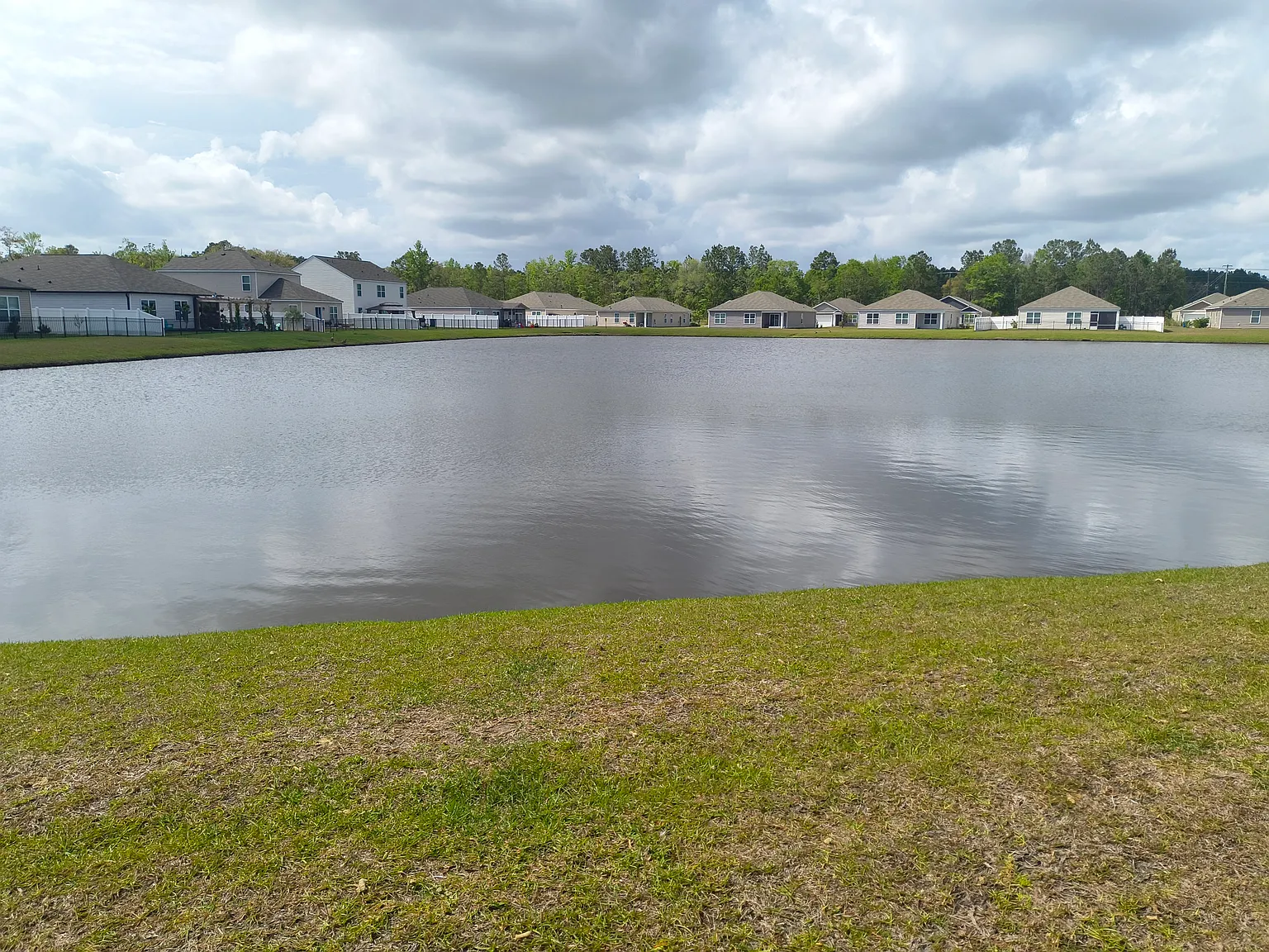 Price Improvement! Waterfront Living and Landscaping! 3 Bed / 2 Bath Home in Autumns Wood — Photo 3