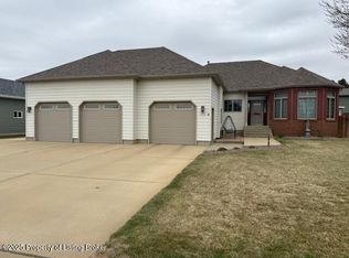 1952 Prairie Oak Dr, Dickinson, ND 58601