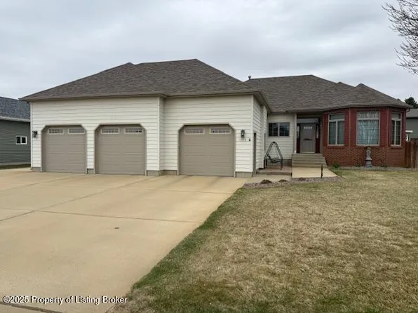 1952 Prairie Oak Dr, Dickinson, ND 58601