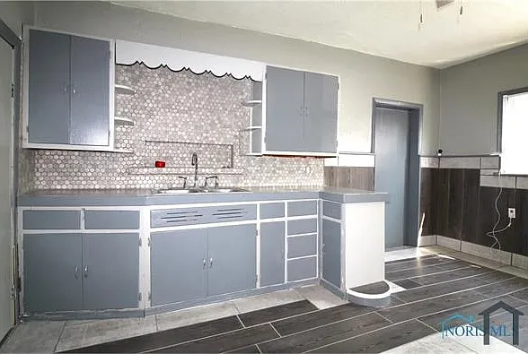 627 Bronson Ave — Photo 7