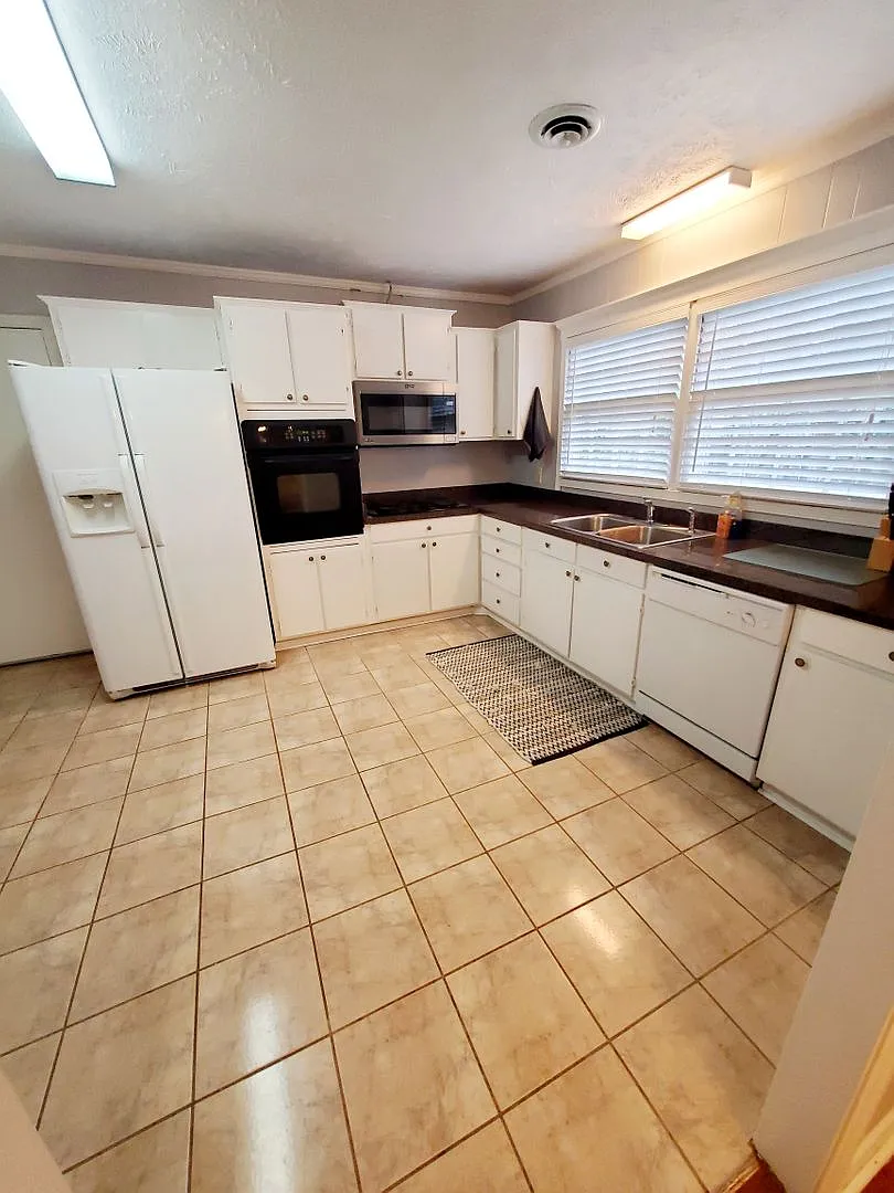 Desireable Home in Surfside Beach just blocks from the ocean — Photo 3